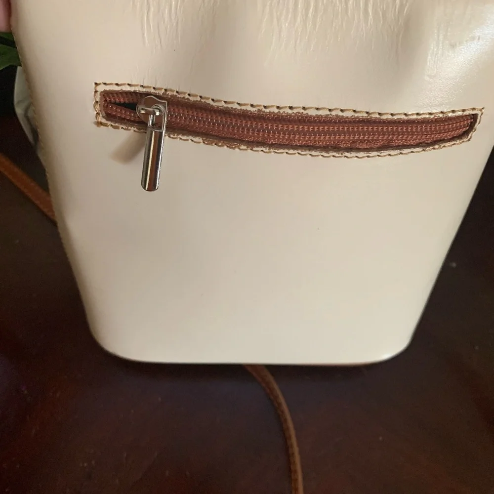 Vera Pelle ITALIAN LEATHER Chic Cream and Tan Crossbody Bag with V-Shaped Zipper - Picture 3 of 10